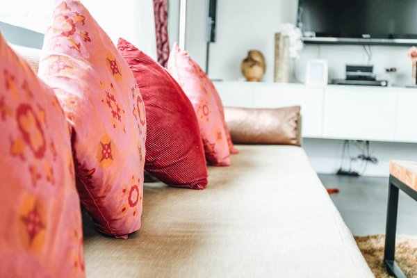 Comment éliminer les larves de mites au plafond efficacement